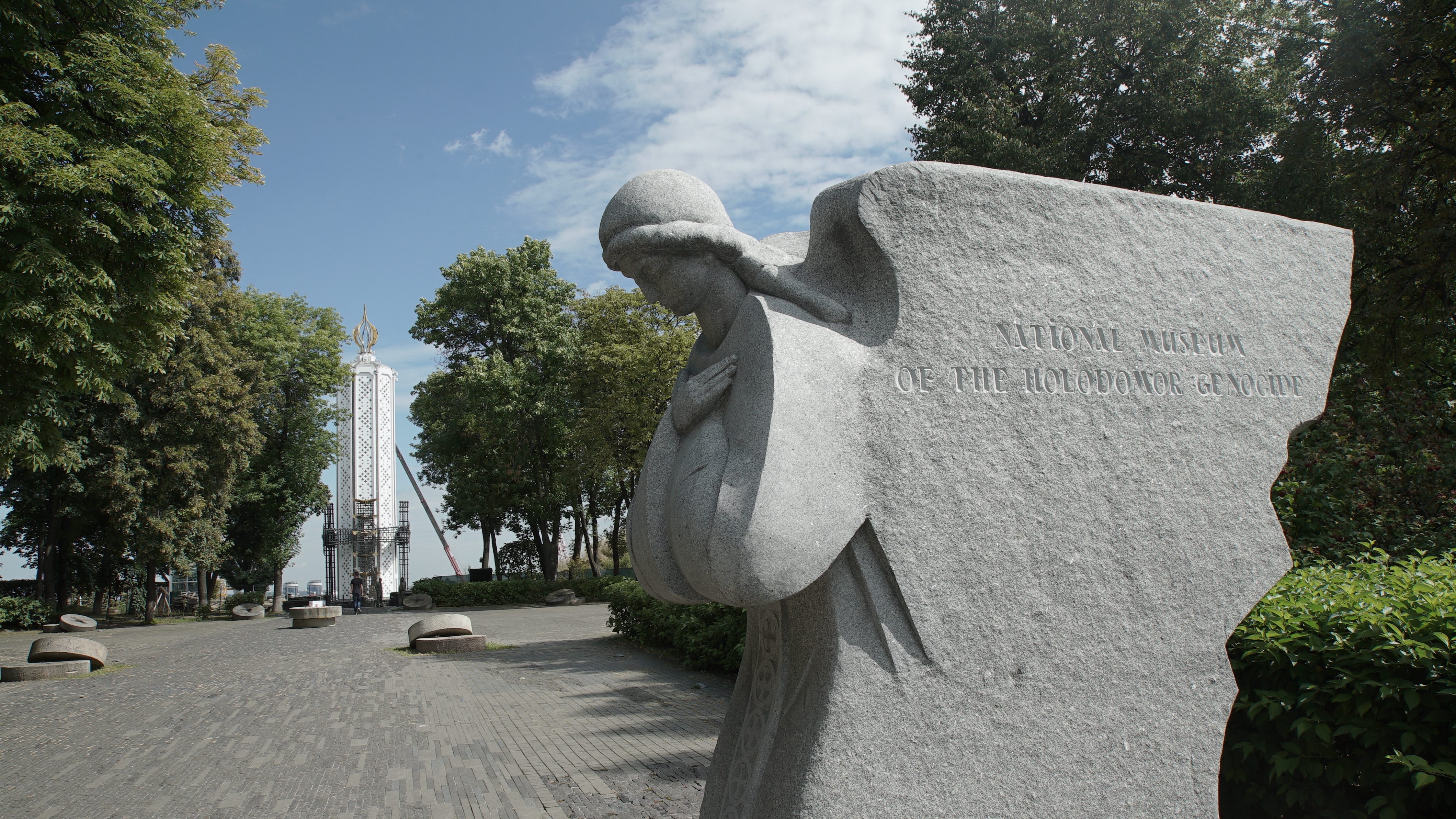 Частина скульптурної композиції Кам'яні янголи